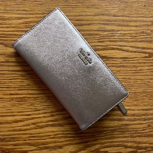 Kate spade wallet, rose gold never used, perfect condition